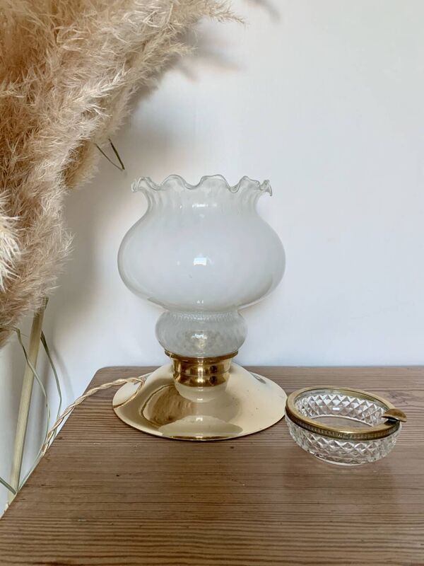 Lampe à poser vintage avec globe blanc et base en laiton ancien - Éclairage élégant avec fil doré tressé