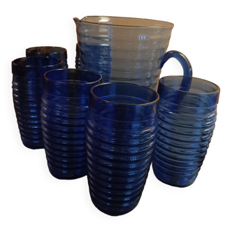 Service à orangeade carafe et 6 verres dans un panier osier