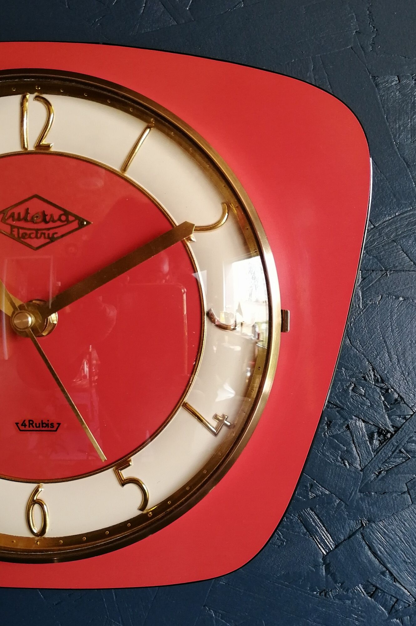 Vintage formica silent wall clock "English red Lutetia"