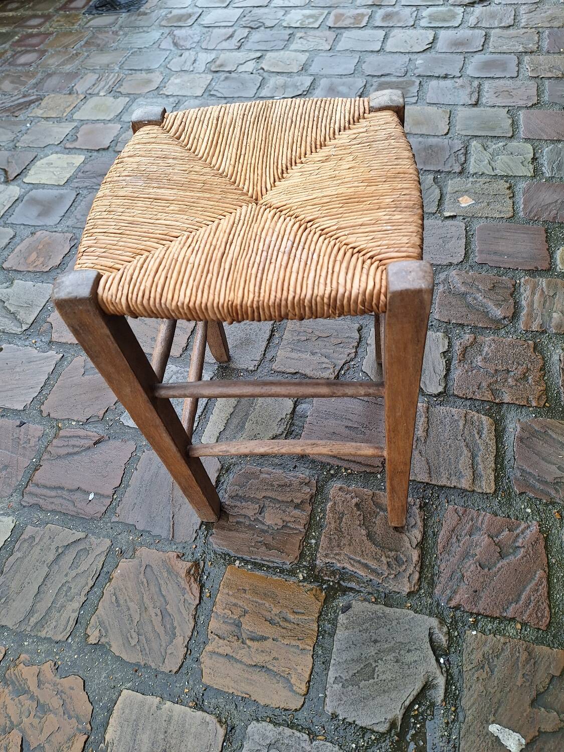 Low straw stool wooden structure