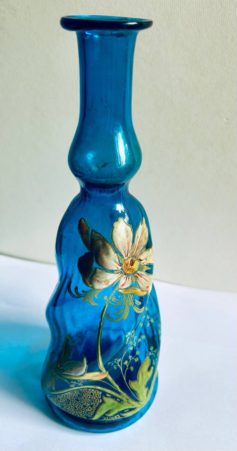 Carafe en verre bleu turc et émaillé, par Théodore Legras, XIXe.