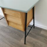 Bureau moderniste et sa chaise