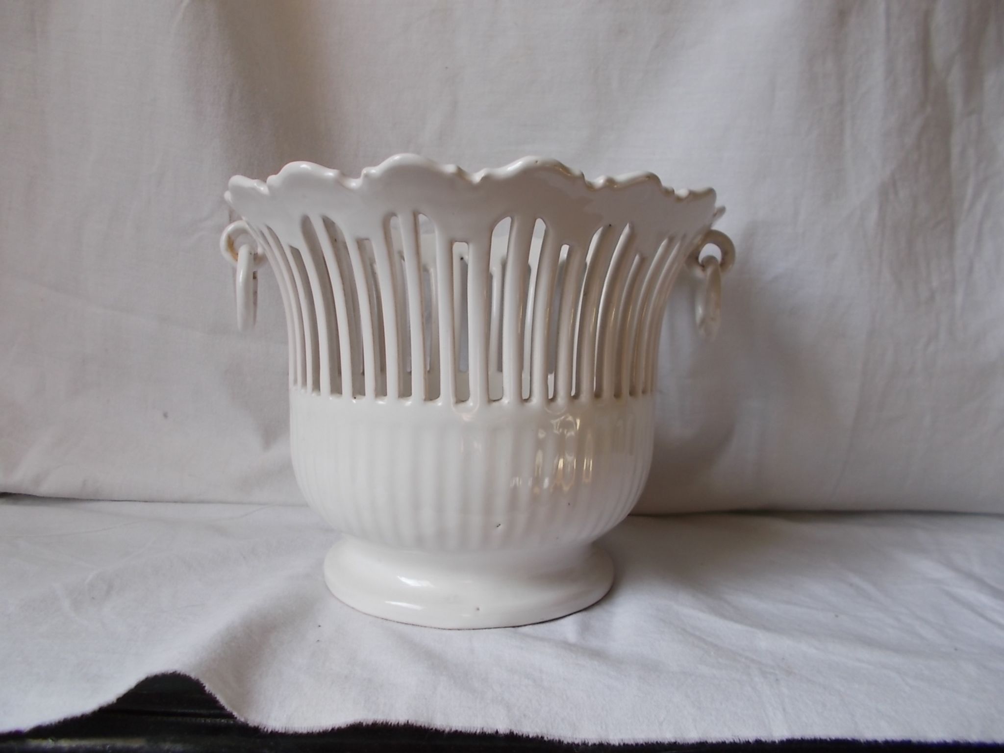 Lattice ceramic cache-pot