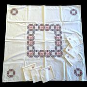Linge de maison, nappe à thé brodée 6 serviettes vers 1960