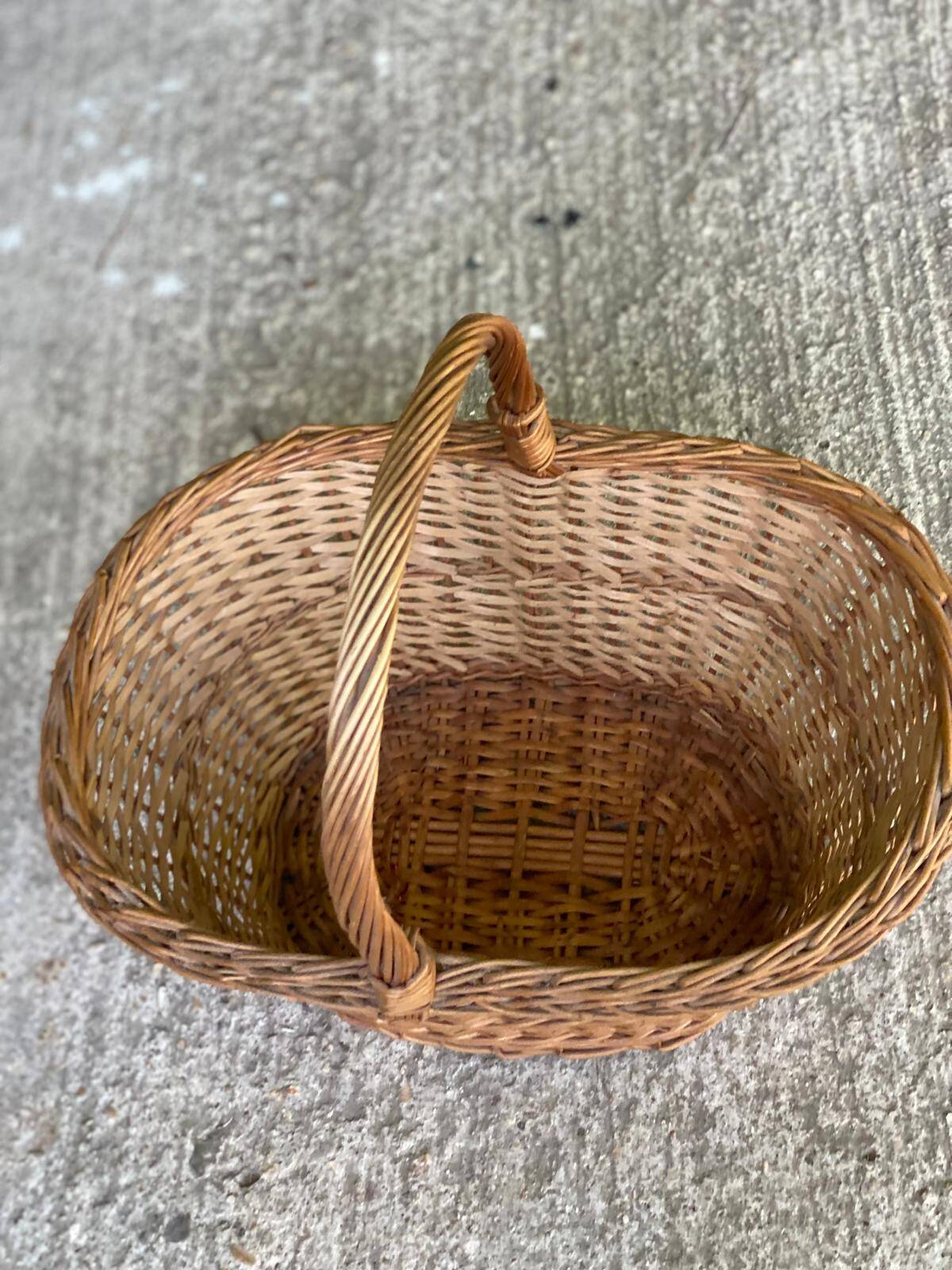 Round woven wicker basket with handle