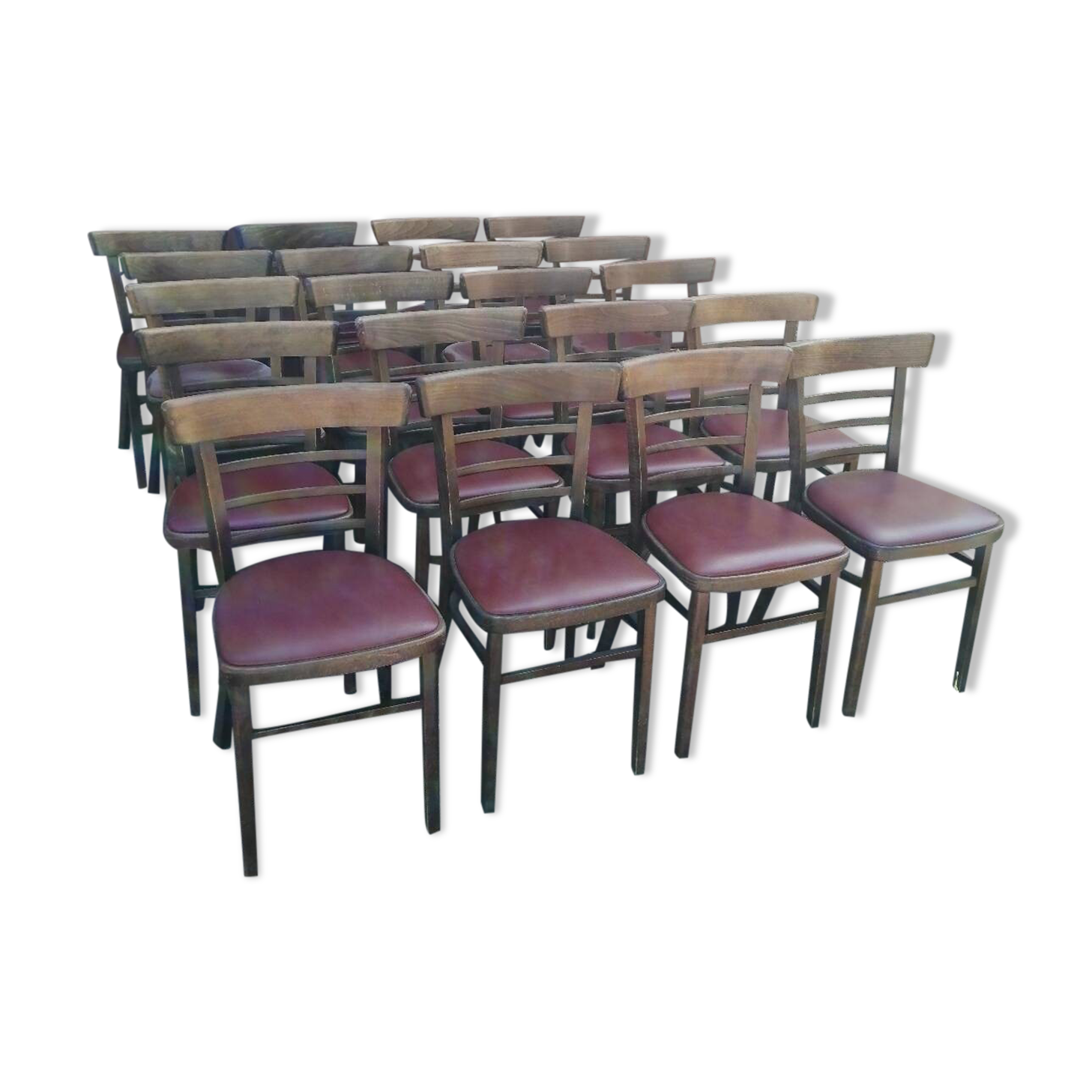 Lot de 19 chaises bistrot en bois et skaï rouge vintage.