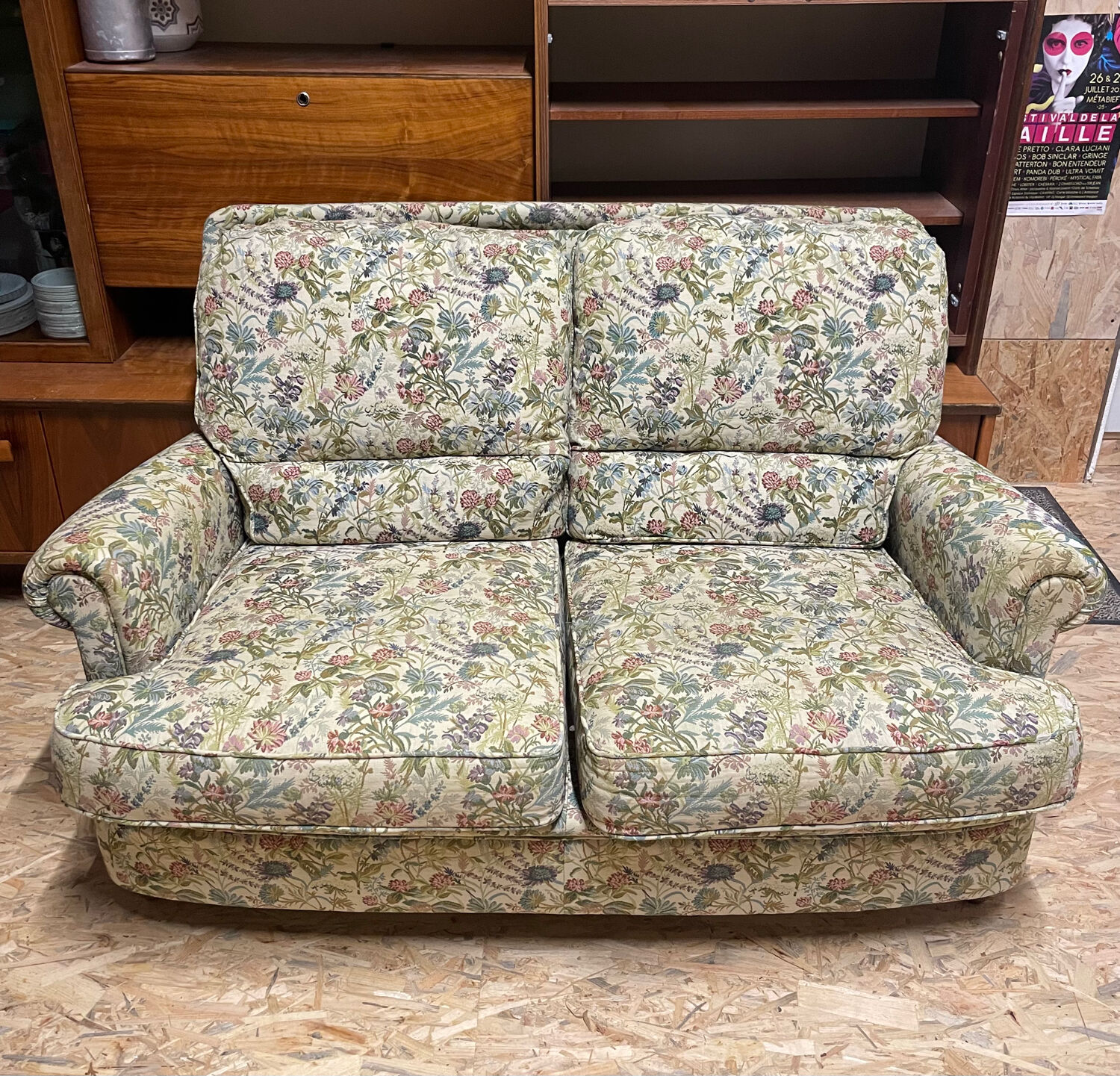 Flowered canapé in chic Grandmother style