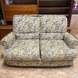 Flowered canapé in chic Grandmother style