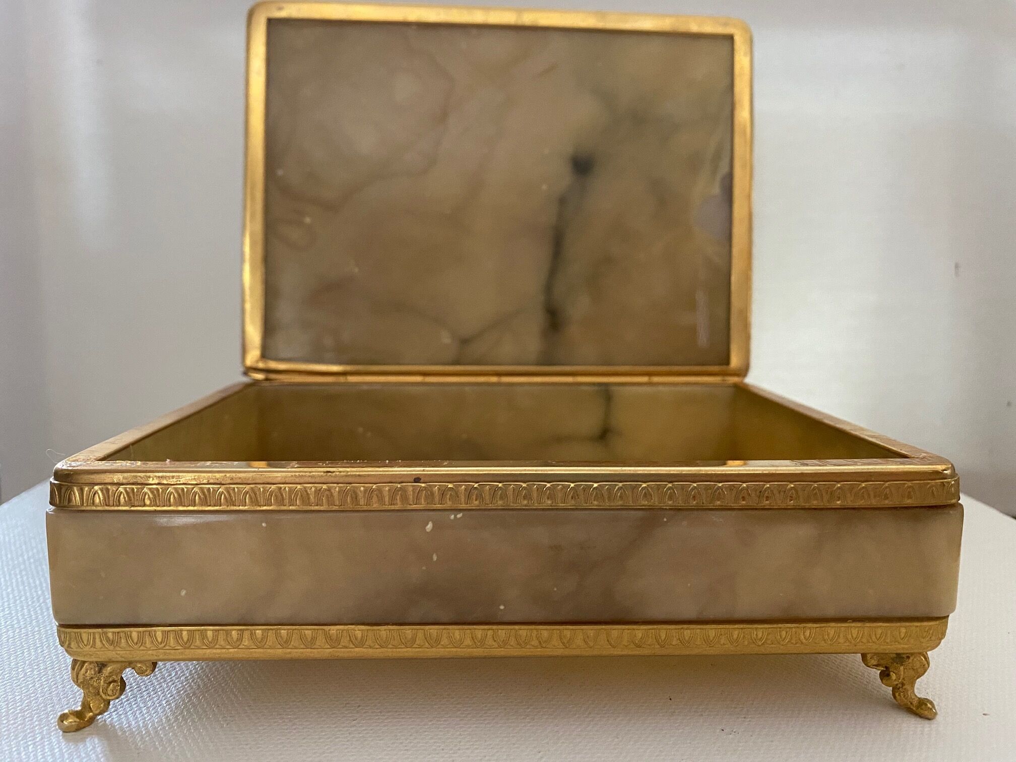 Jewelry box in natural albatre