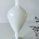 Vase ancien en opaline blanche