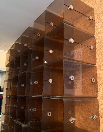 Etagères modulables de 64 case plexiglass fumé année 70