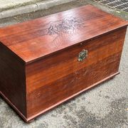 Malle coffre vintage en bois gravé à l'encre de Chine