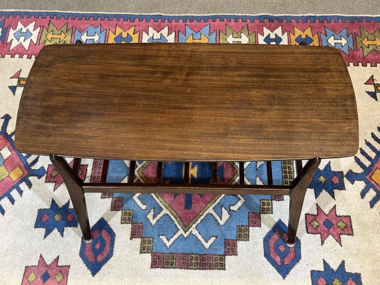 Table basse anglaise en acajou et hêtre des années 70