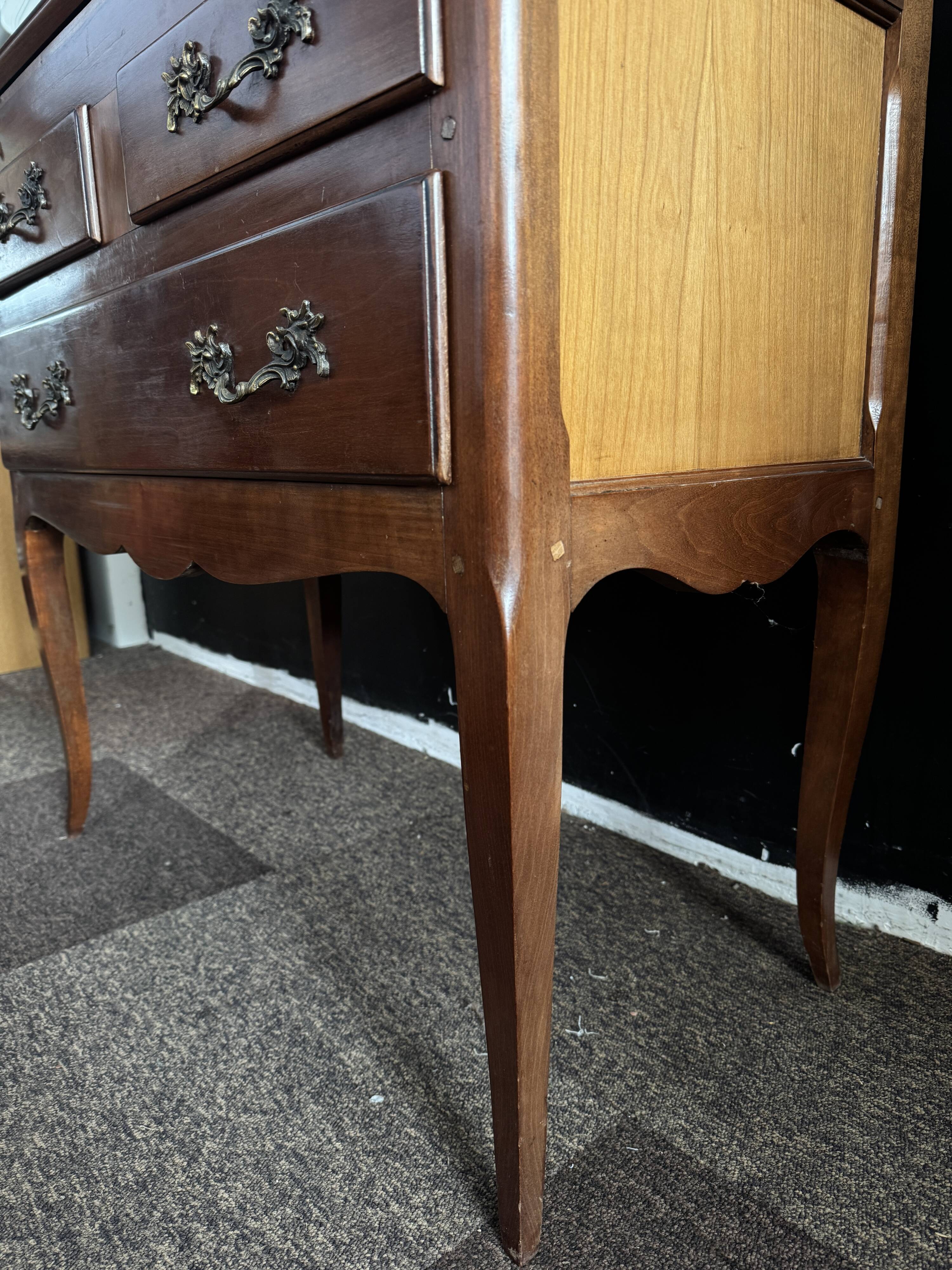 Slope desk / hump desk