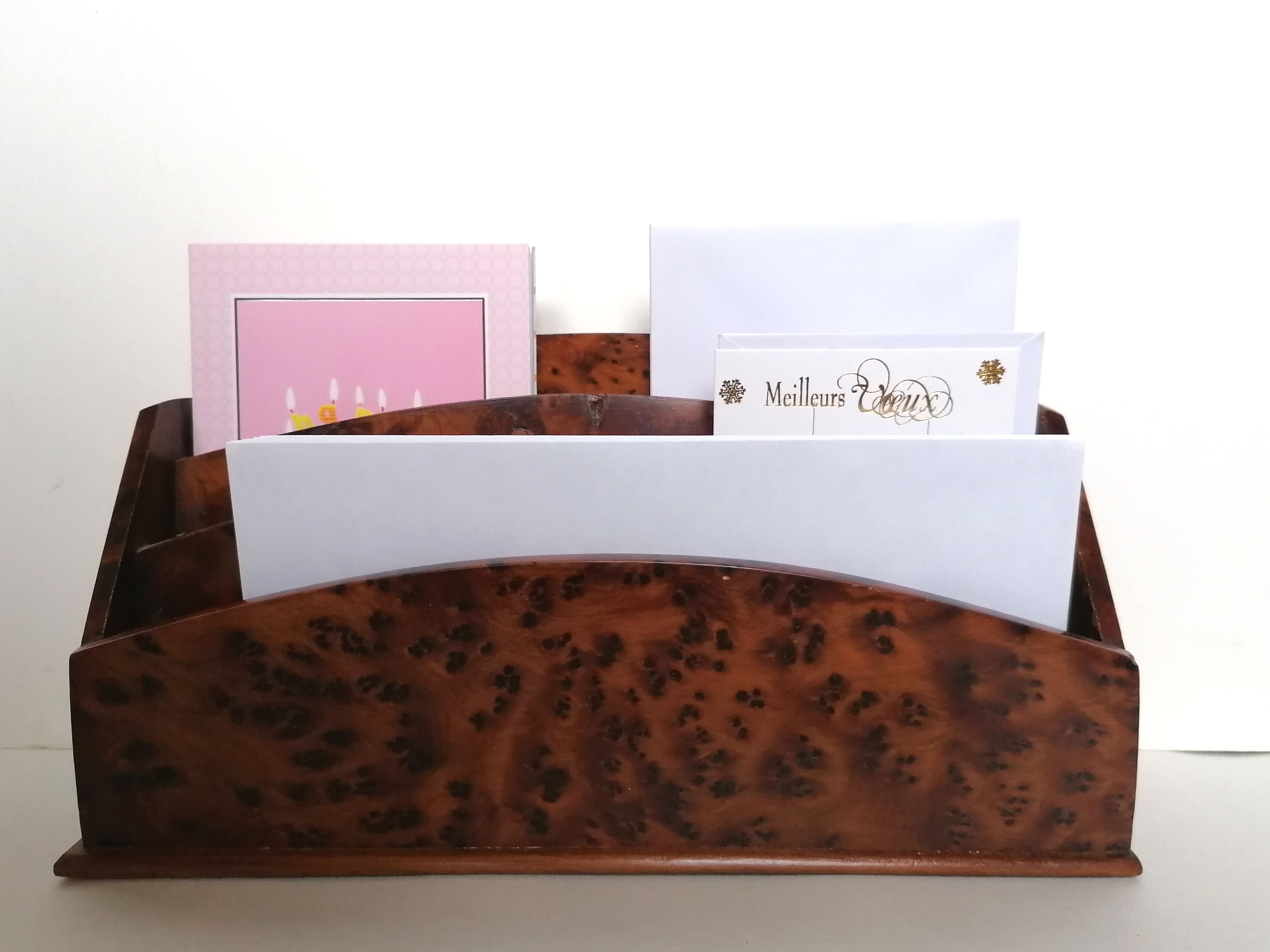 Letter holder thuja magnifying glass