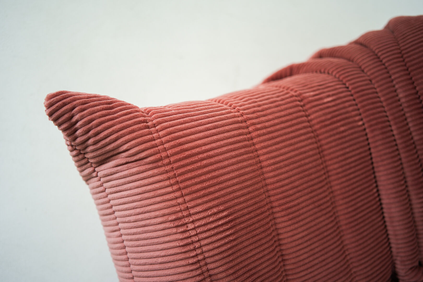Ensemble de chaise et pouf Togo en velours côtelé framboise