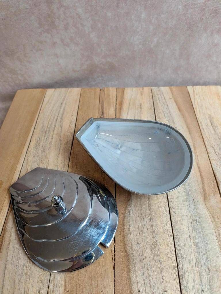 Vintage Art Deco silver-plated butter dish – Shell