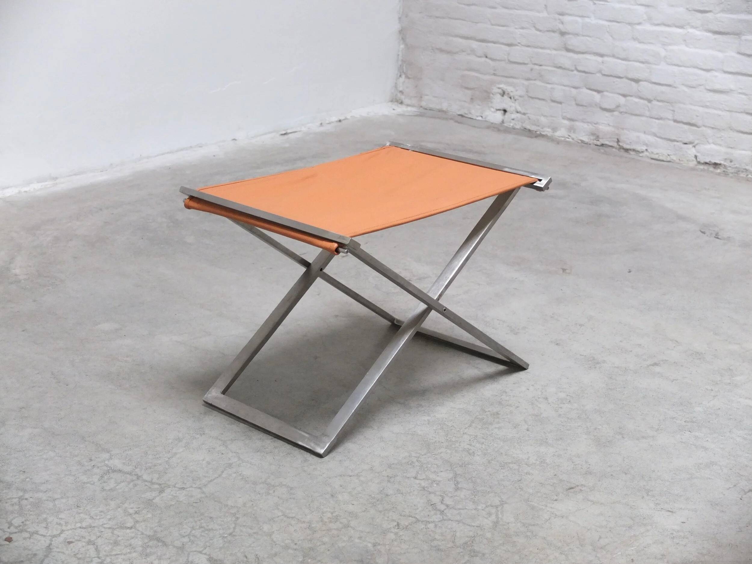 Tabouret pliant en cuir cognac et acier par Michael Christensen, années 1960.