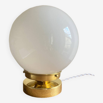 Lampe à poser globe en opaline vintage