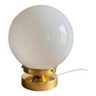 Lampe à poser globe en opaline vintage