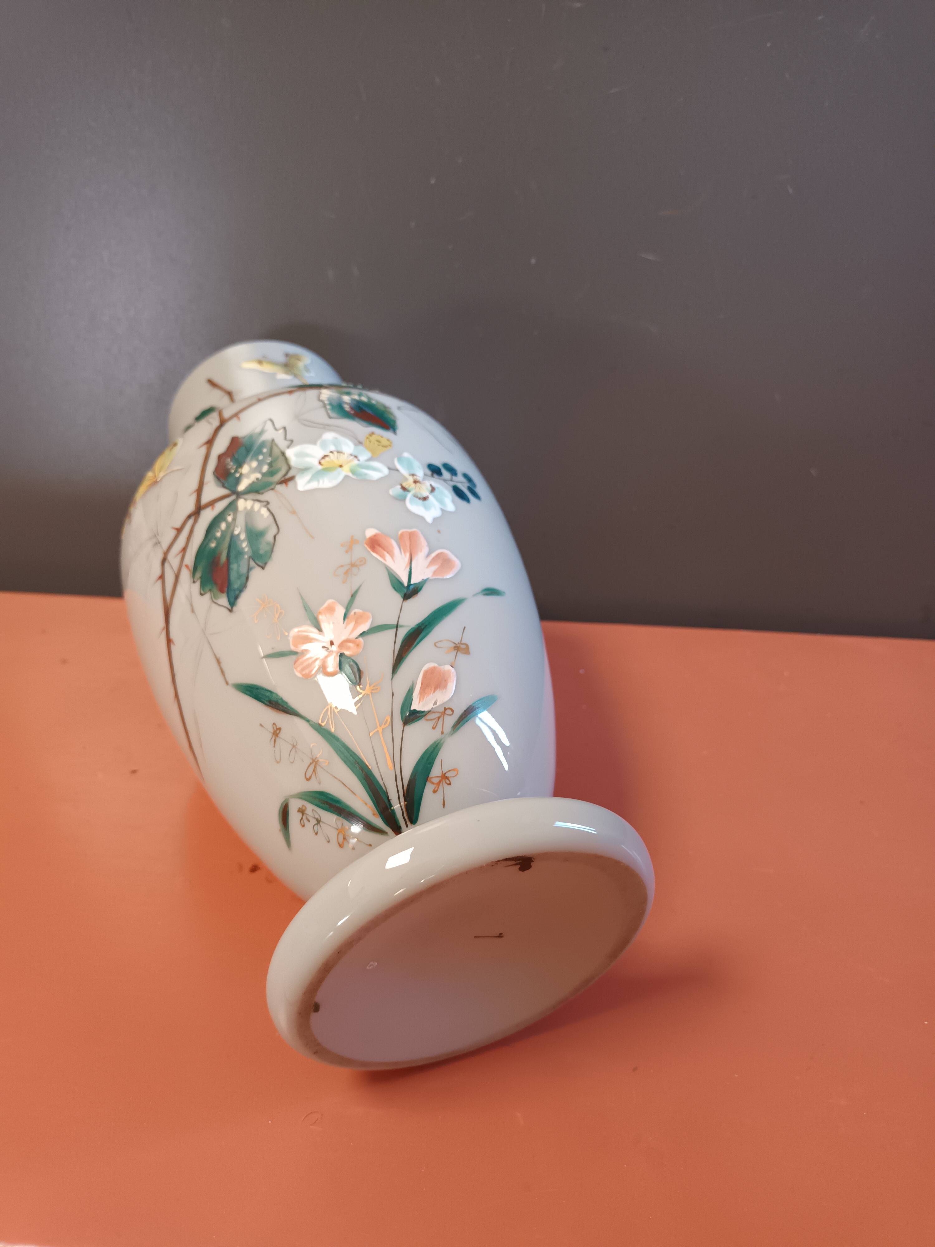 Vase opaline émaillée  papillon