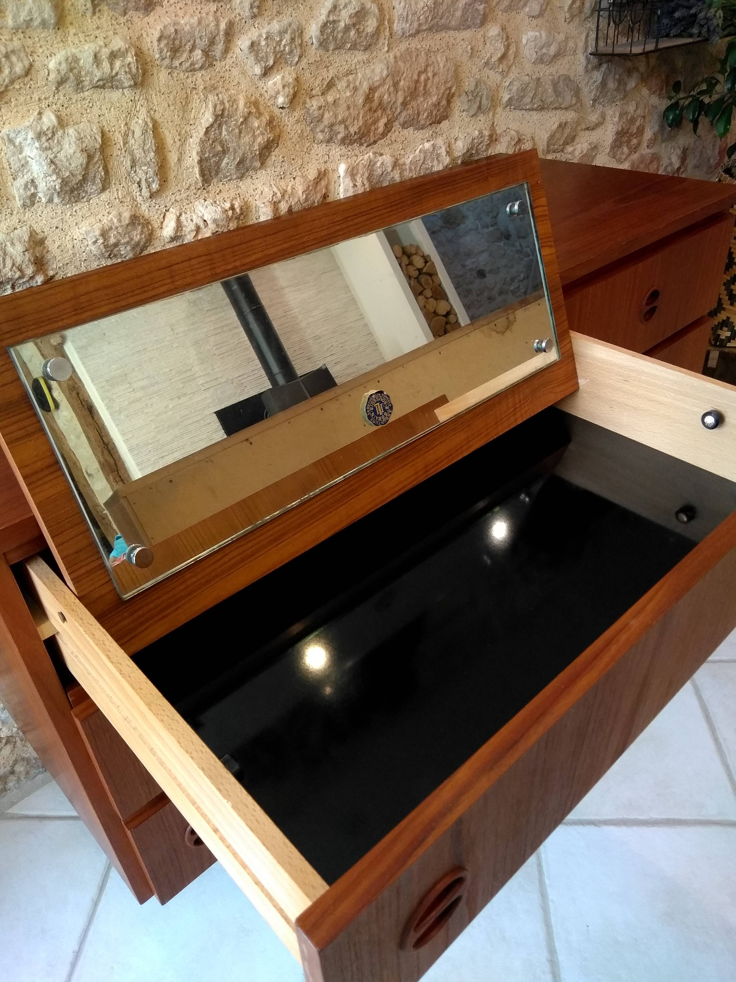 Scandinavian commodus/hairdresser