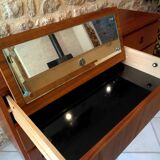 Scandinavian commodus/hairdresser