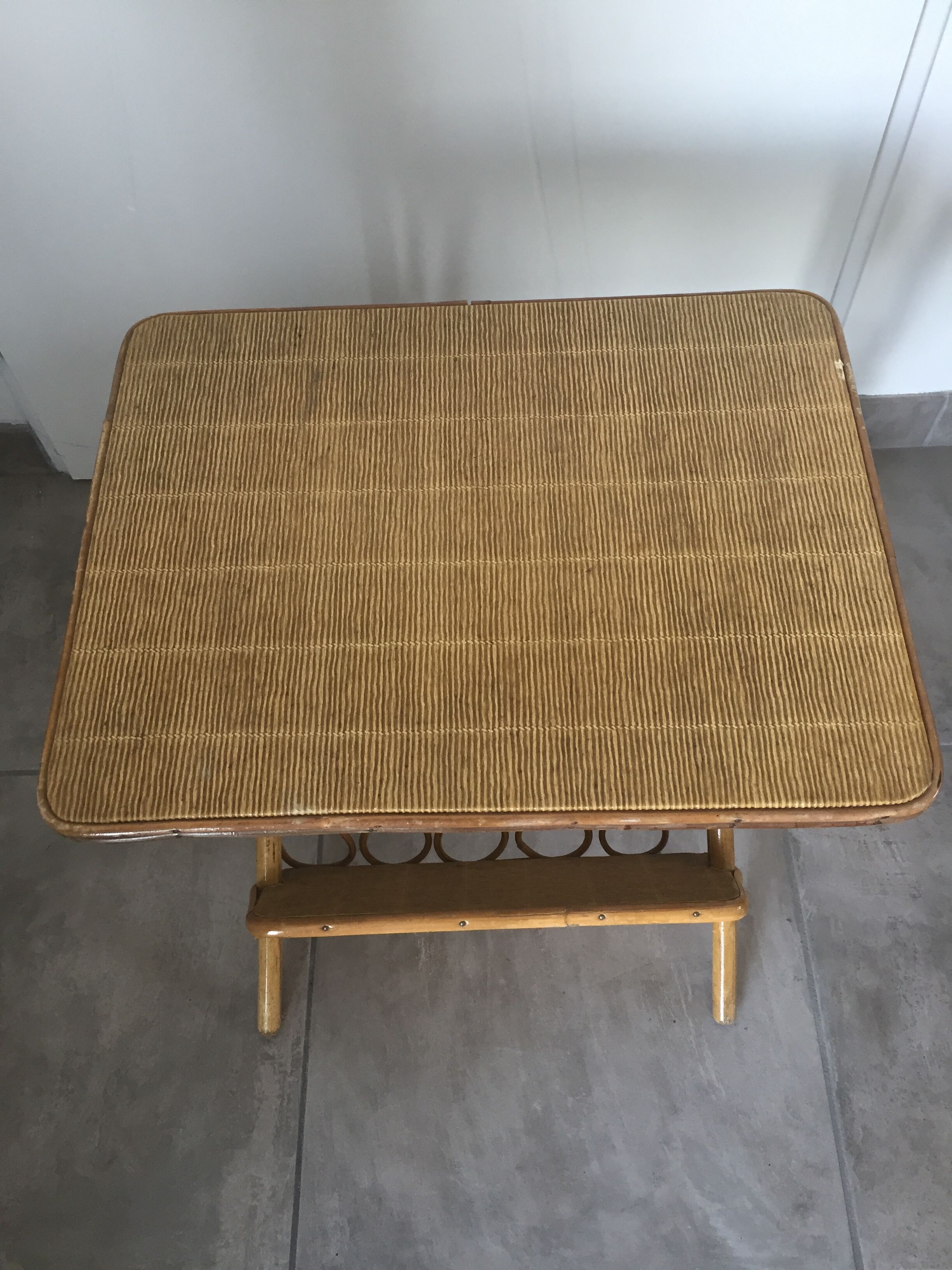 Table de chevet en rotin vintage