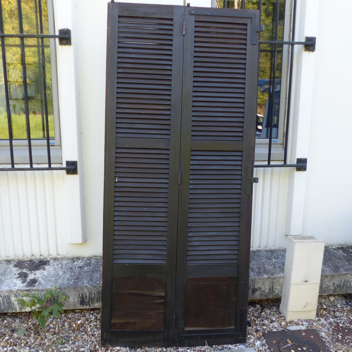 et of 2 wooden shutters