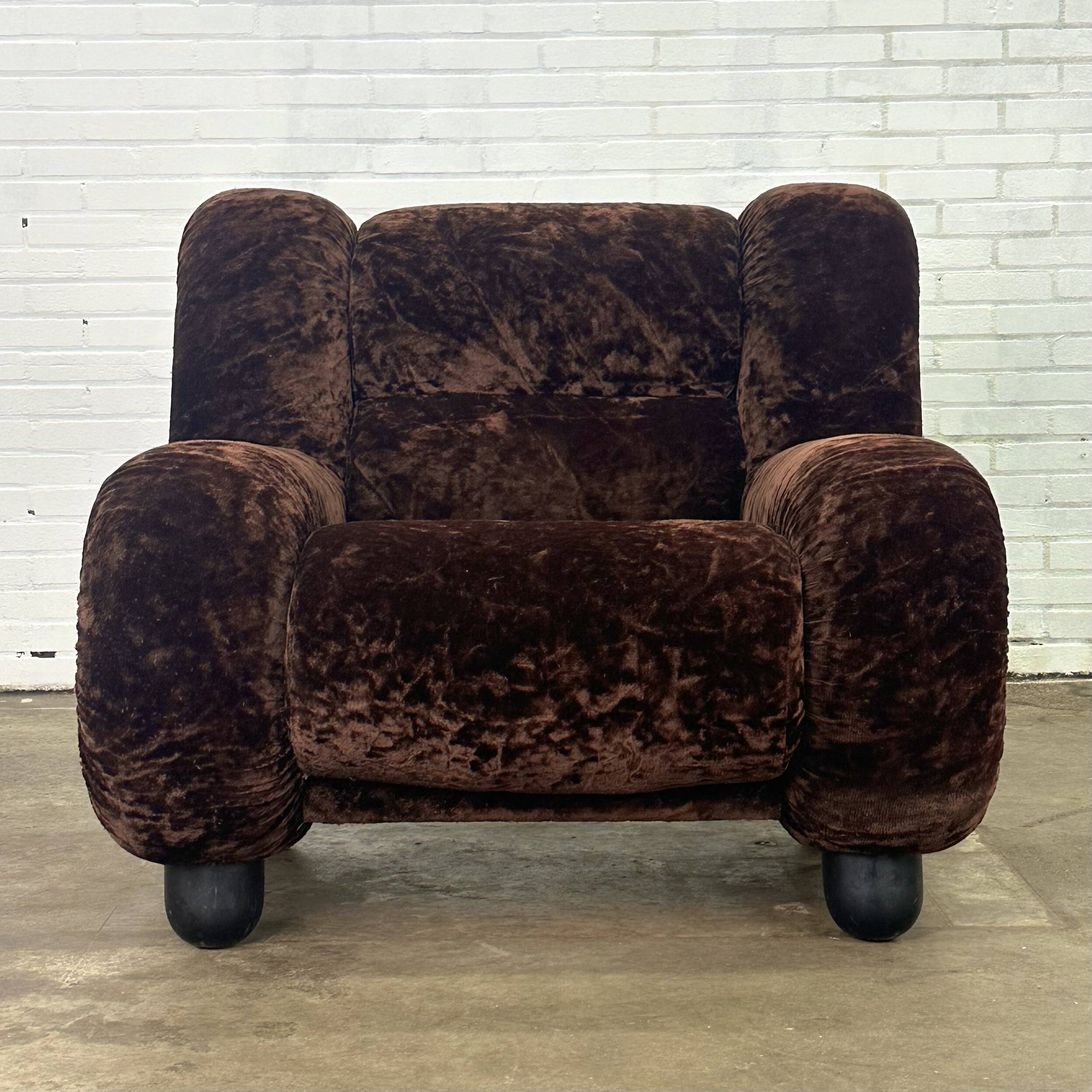 Fauteuil vintage italien en velours marron foncé