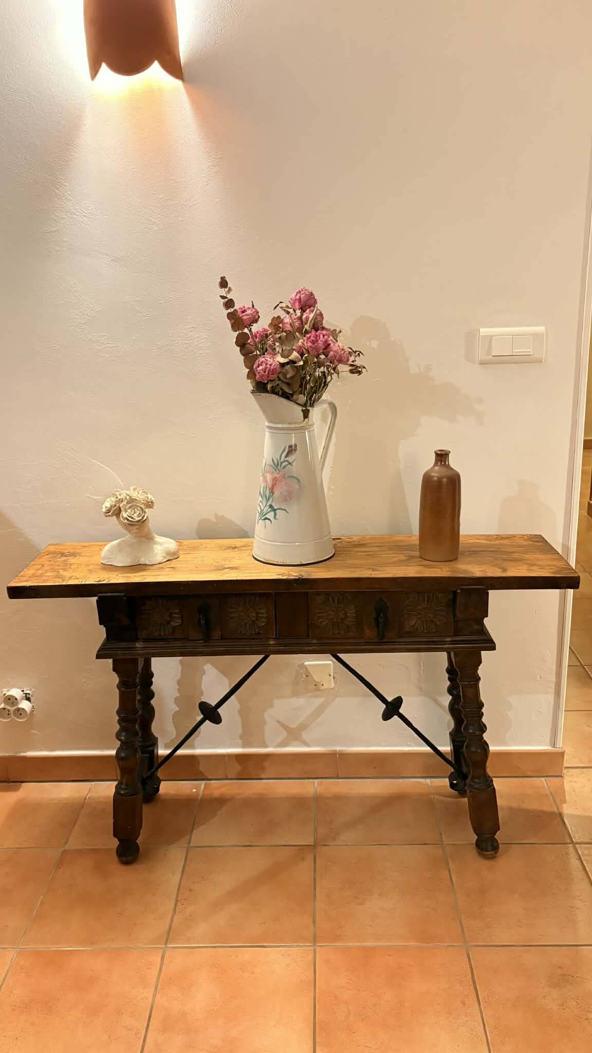 Baroque Spanish console table in carved walnut, 17th-18th century.