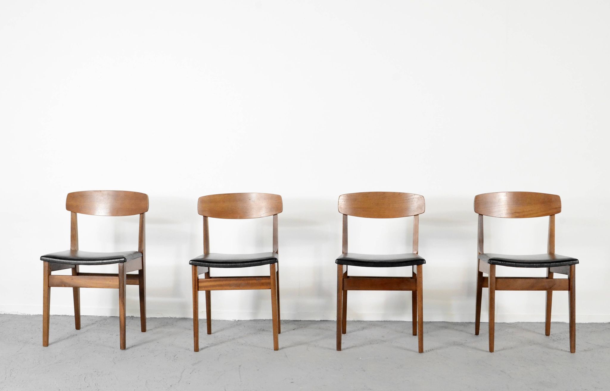 4 chaises en teck et similicuir, milieu XXème