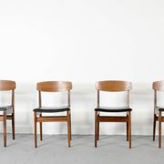 4 chaises en teck et similicuir, milieu XXème
