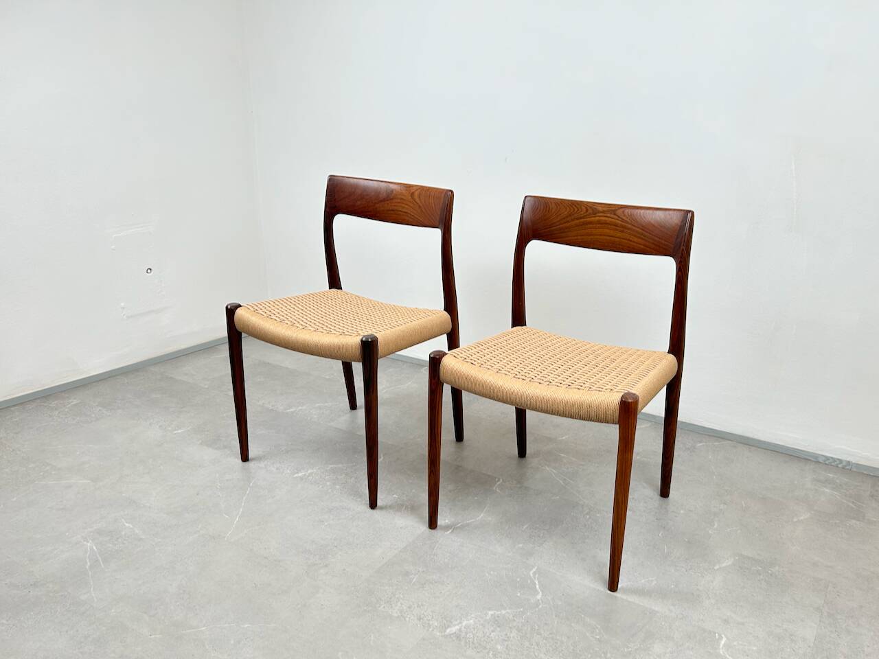 Ensemble de 2 chaises modèle 77 en palissandre et corde à papier par Niels O. Møller