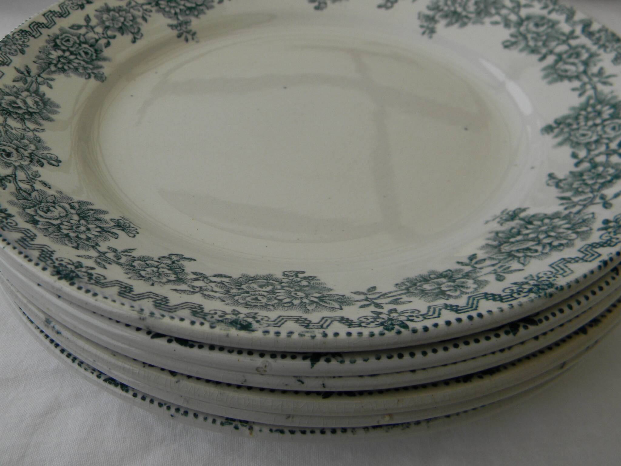 6 dessert plates in earthenware from SAINT AMAND. Argenton model.