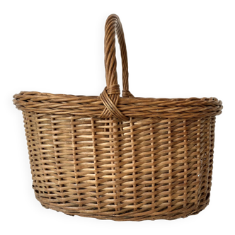 Woven wicker basket