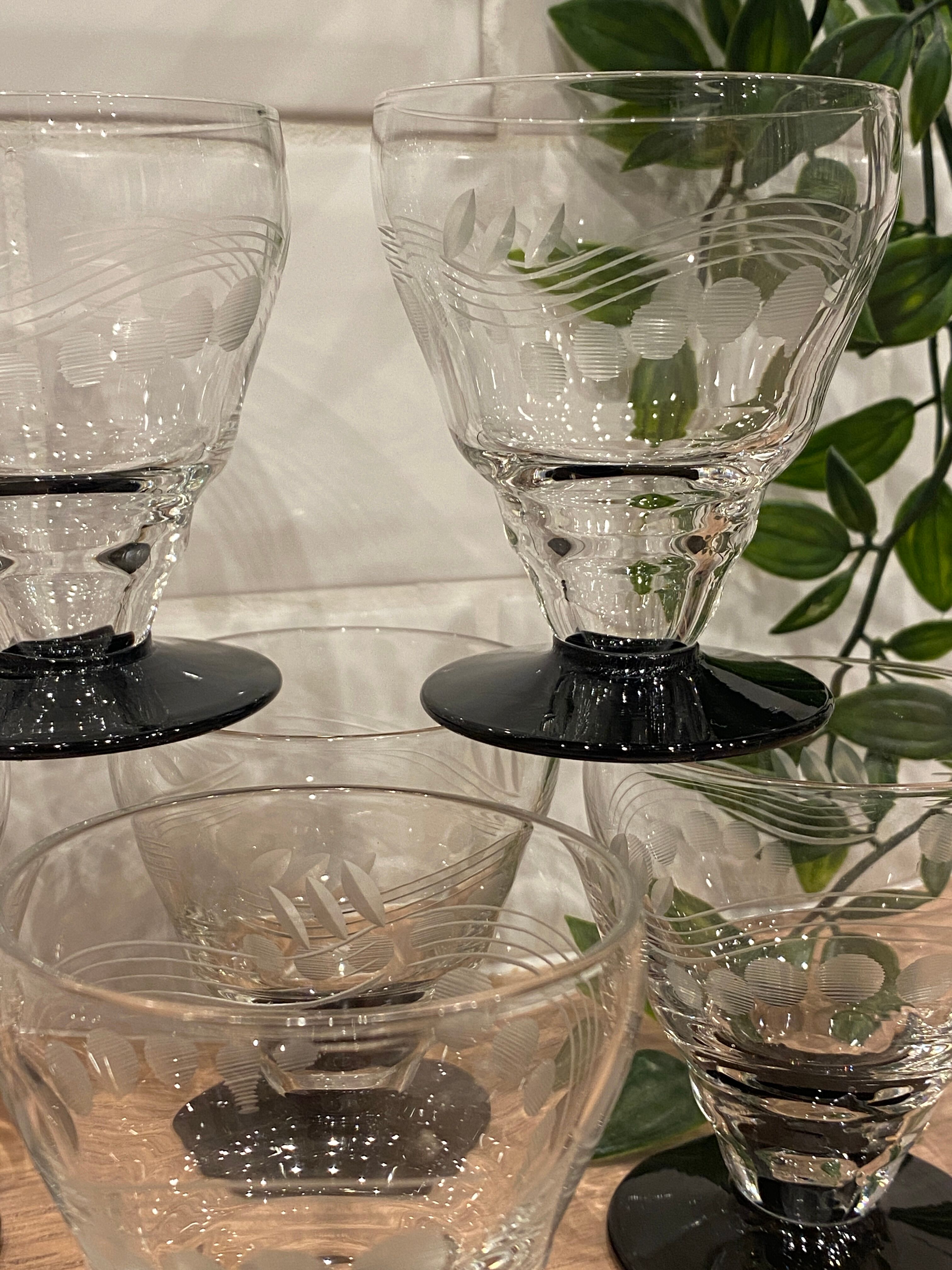 Set of 8 retro wine glasses in engraved glass