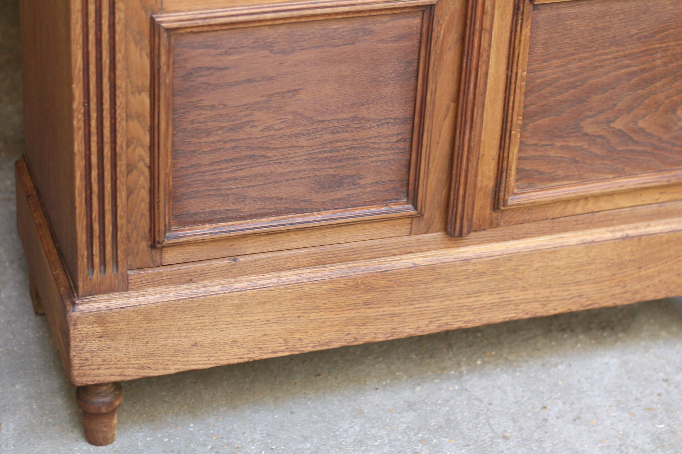 Belle armoire parisienne en chêne (début XXeme).