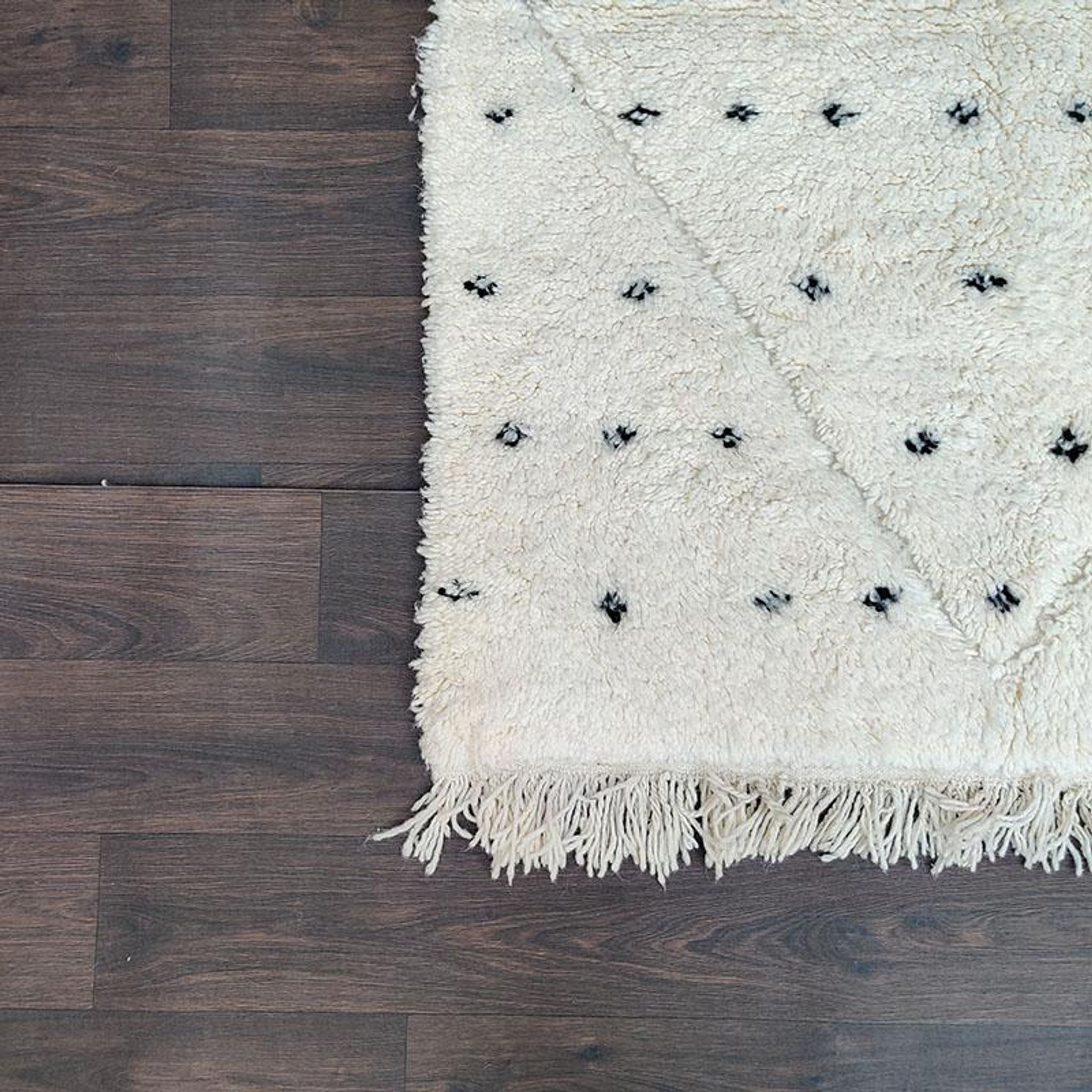 Tapis berbère pois noirs et losange blanc