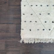 Tapis berbère pois noirs et losange blanc