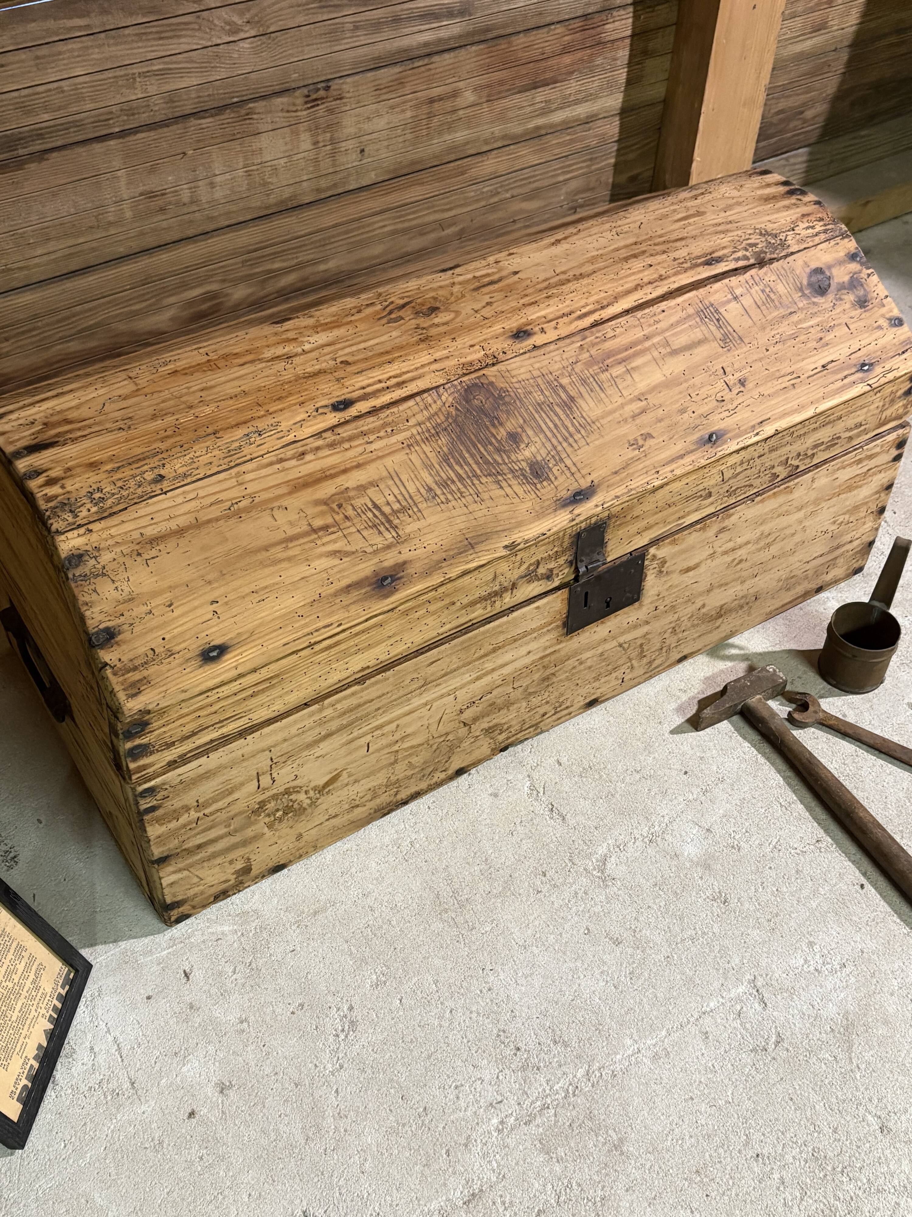 Malle ancienne rénovée en bois