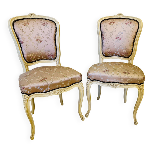 Paire de chaises de style Louis XV – bois sculpté et patiné