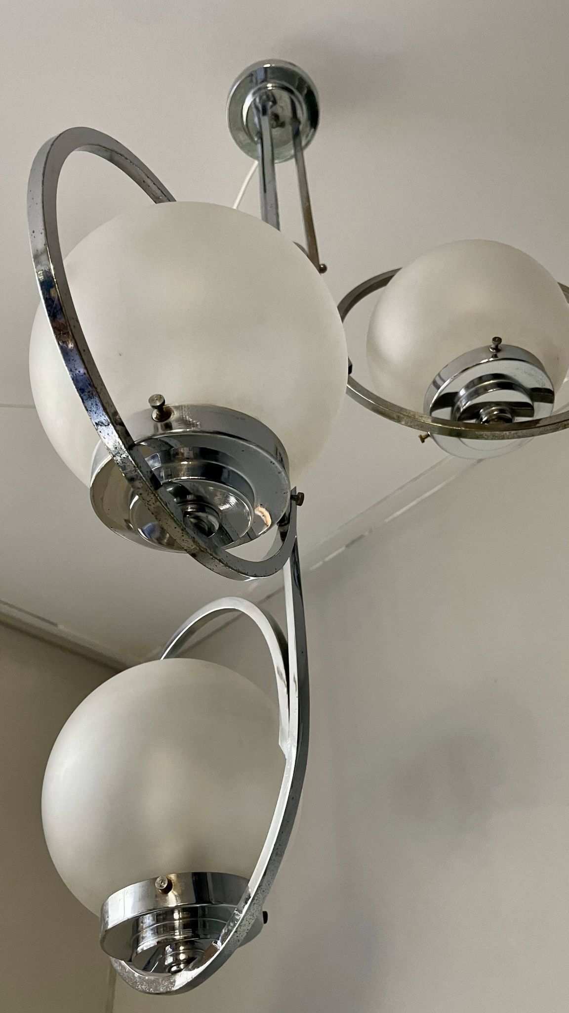 Lampe art déco en argent avec trois abat-jours en forme de sphère