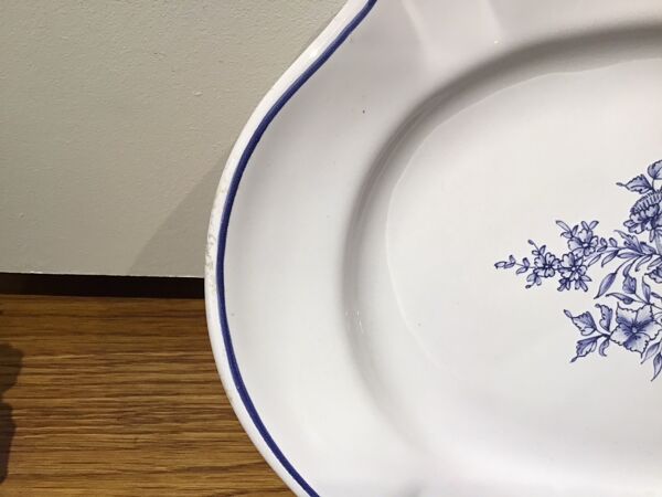 Plat en faïence de Moustier, blanc et bleu