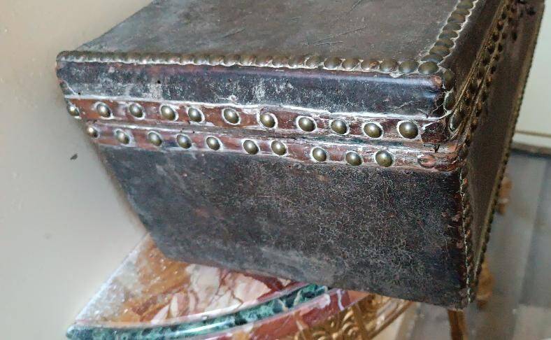 Box, trunk, covered in leather and adorned with metal inserts. 17th century.