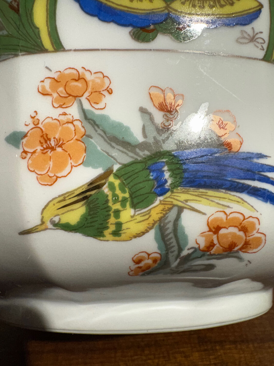 Shallow porcelain plate from Limoges Raynaud, bird decoration.