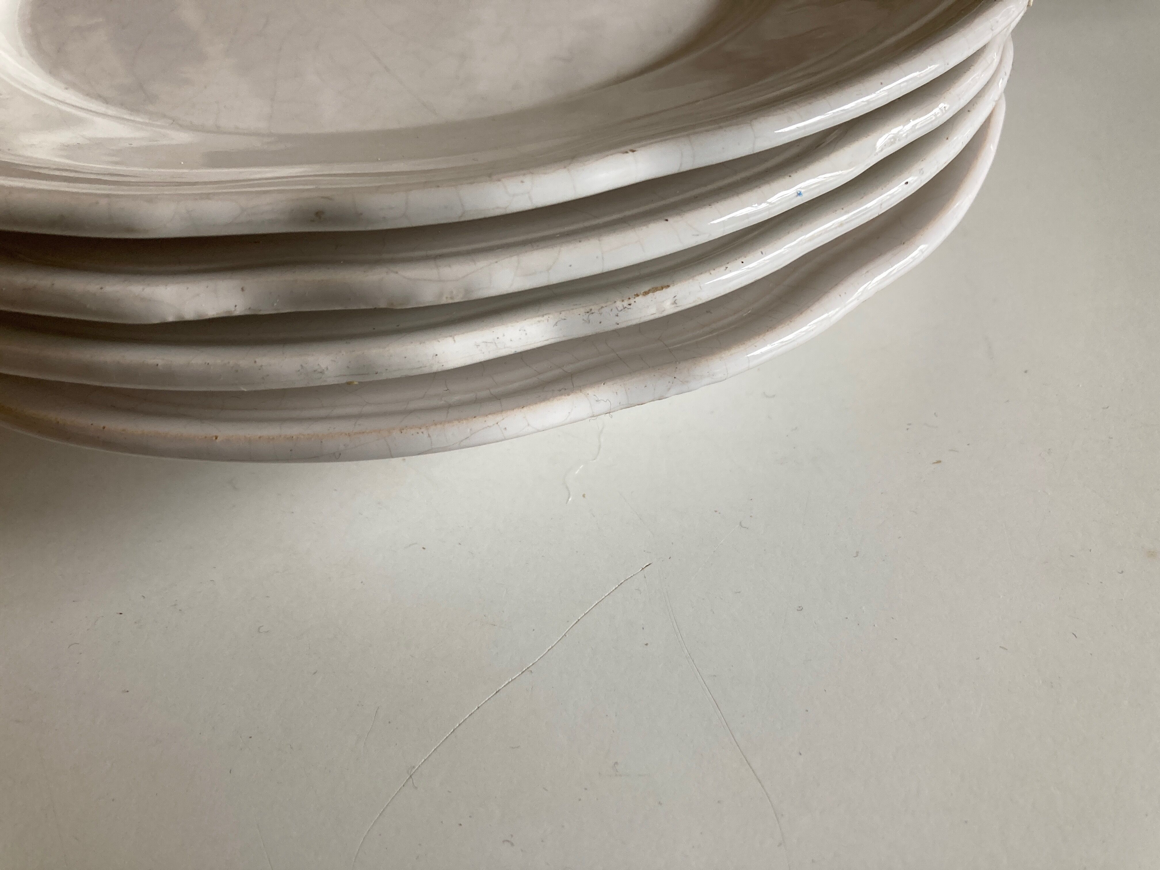 Set de 4 assiettes de Mougins en terre émaillée blanche à godrons