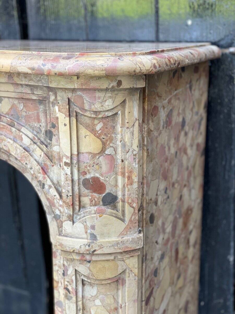 Cheminée de style Louis XV en marbre brèche d’Alep