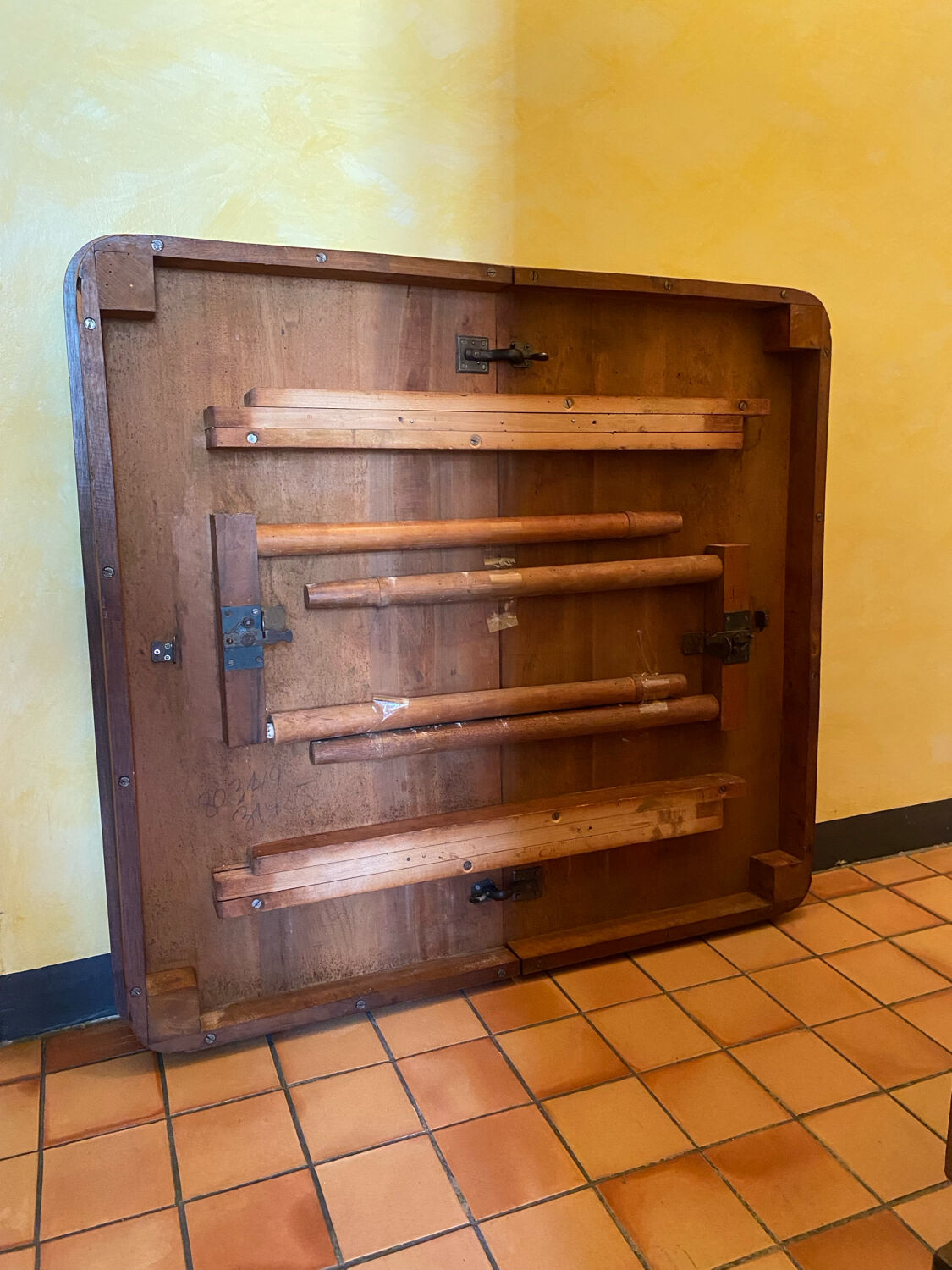 Extendable table from the 1920s/1930s.