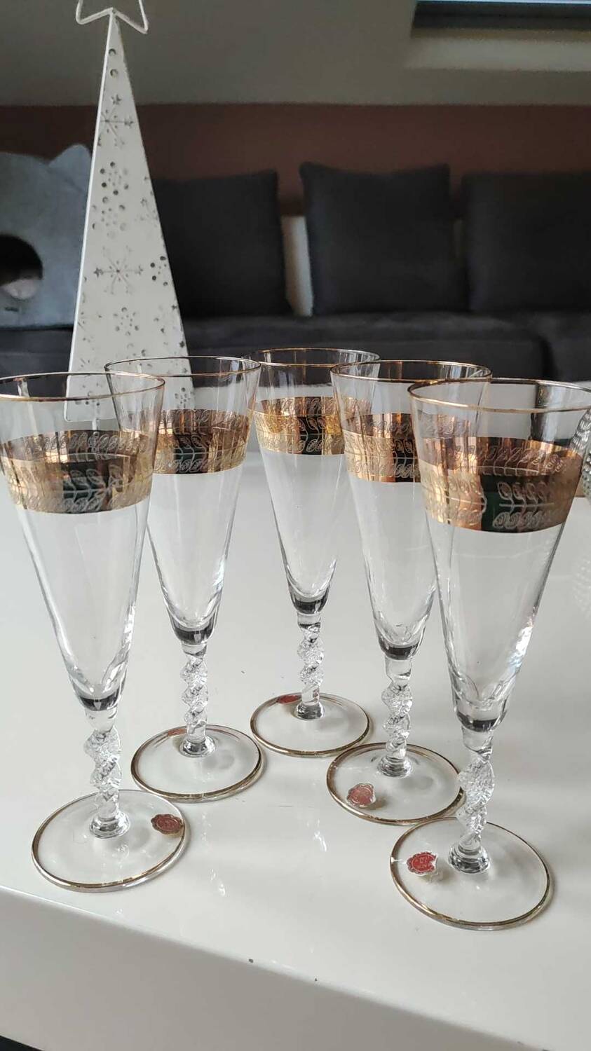 Lot 5 flûtes à champagne, forme tulipe à col évasé. bande or ciselée